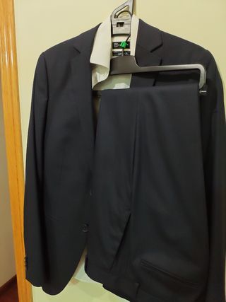 Traje de chaqueta y pantalón azul marino y camisa 