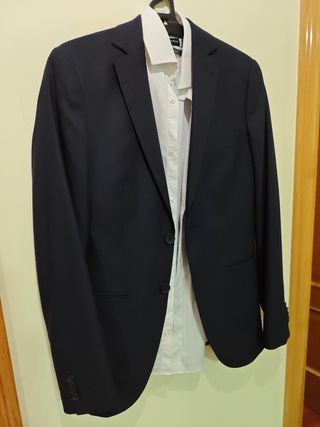 Traje de chaqueta y pantalón azul marino y camisa 