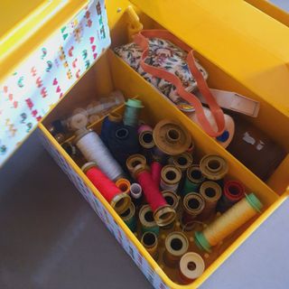 Cassetta da cucito vintage gialla