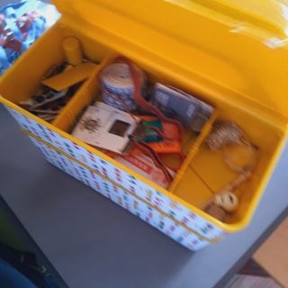 Cassetta da cucito vintage gialla