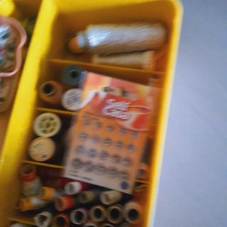 Cassetta da cucito vintage gialla