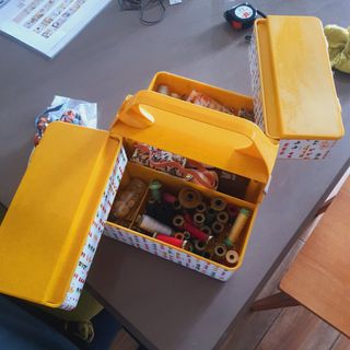 Cassetta da cucito vintage gialla