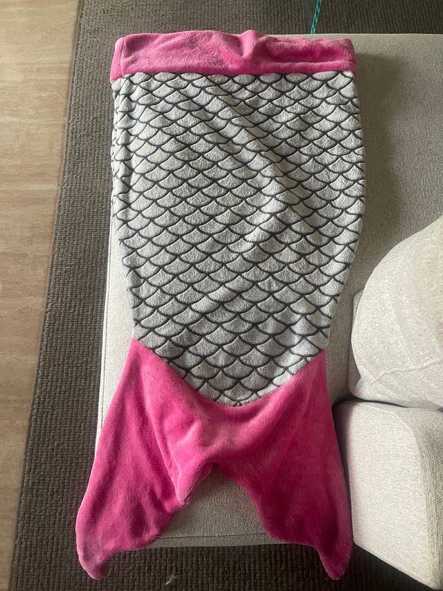 Manta cola de sirena rosa y gris.