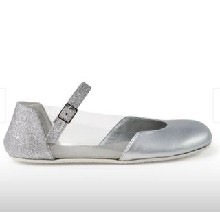 Zapato plano plateado modelo Vega Cristal.