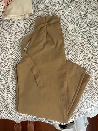 Pantalón de vestir marrón con cinturón