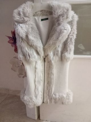 Chaqueta de punto sin mangas con pelo