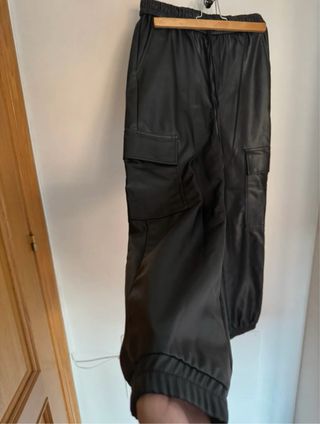 Pantalón cargo efecto piel negro