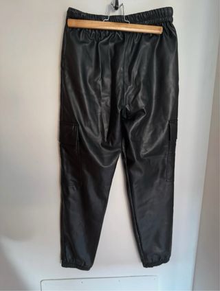 Pantalón cargo efecto piel negro