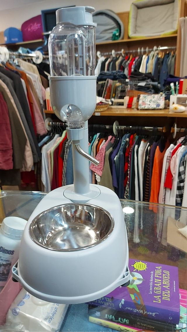 Dispenser per alimenti e bevande per animali domestici