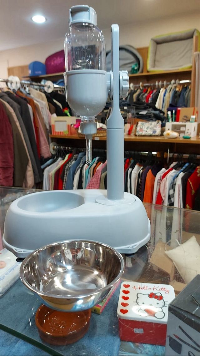 Dispenser per alimenti e bevande per animali domestici