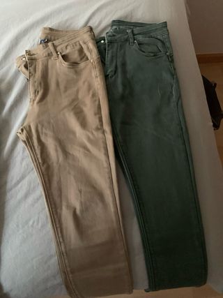 Dos pantalones vaqueros: beige y verde en oferta