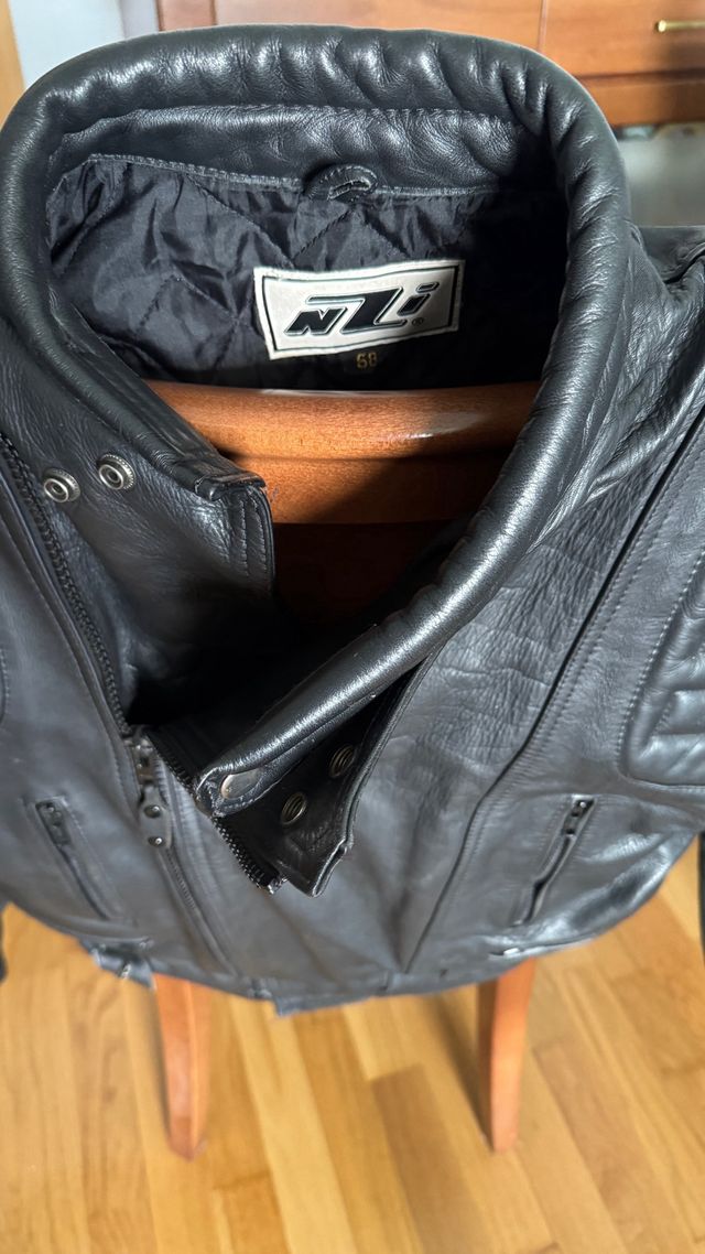 Cazadora moto de piel negra Talla 58