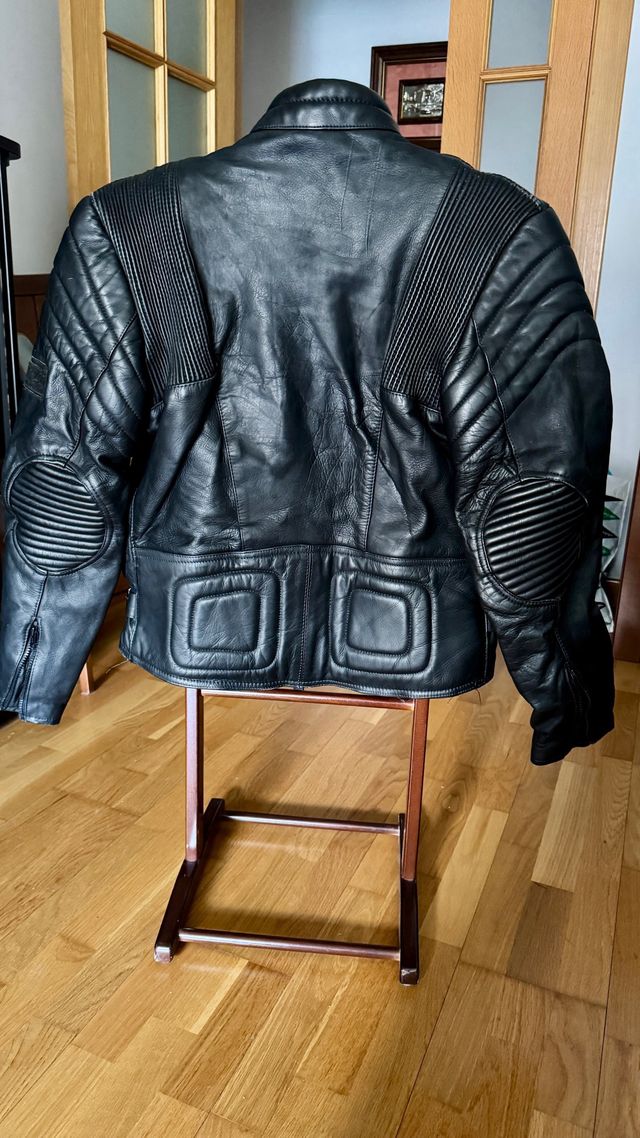 Cazadora moto de piel negra Talla 58