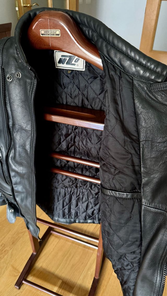 Cazadora moto de piel negra Talla 58