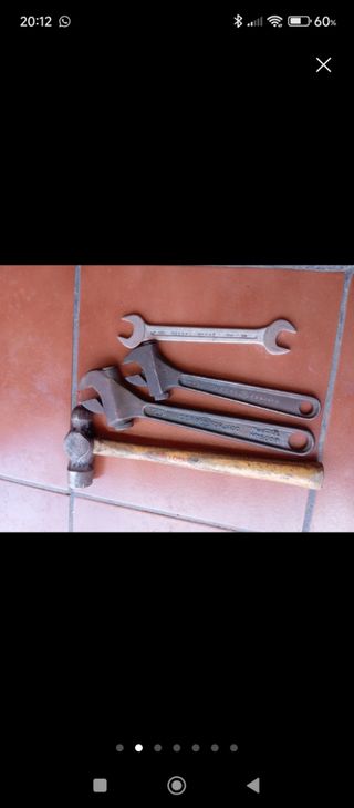 Herramientas antiguas: martillo y llave