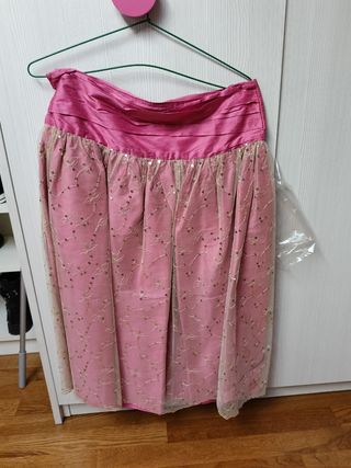 Falda fucsia y tul dorado con lentejuelas.
