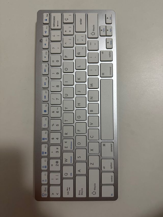 Teclado Bluetooth Plata y Blanco