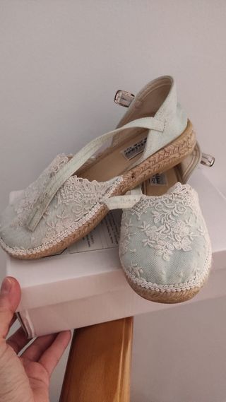 Zapatos de niña con encaje y esparto