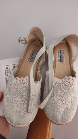 Zapatos de niña con encaje y esparto