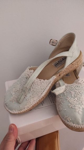 Zapatos de niña con encaje y esparto