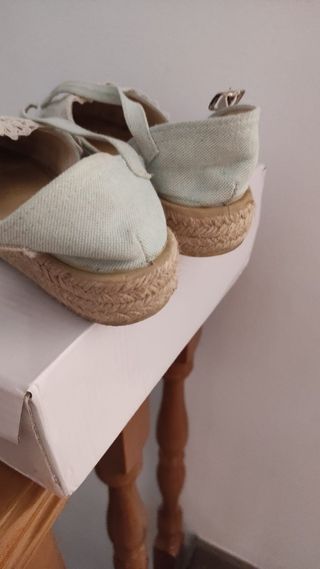 Zapatos de niña con encaje y esparto