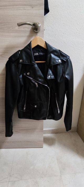 Cazadora efecto piel negra