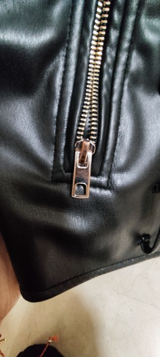 Cazadora efecto piel negra