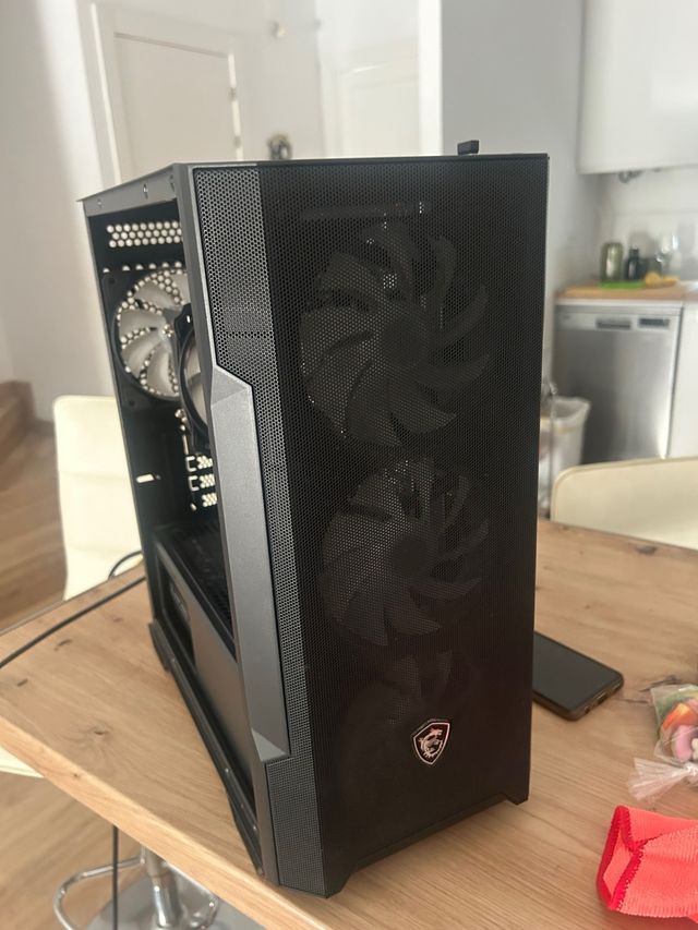 PC MSI Negro con Monitor