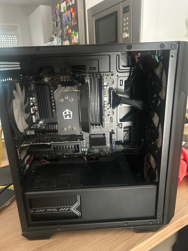 PC MSI Negro con Monitor