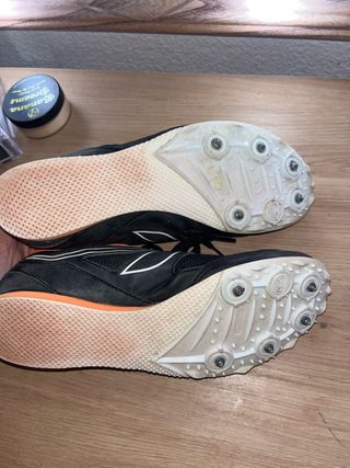 Zapatillas Atletismo Clavos Negro Naranja. 