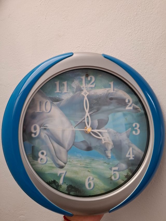 Reloj de pared con delfines