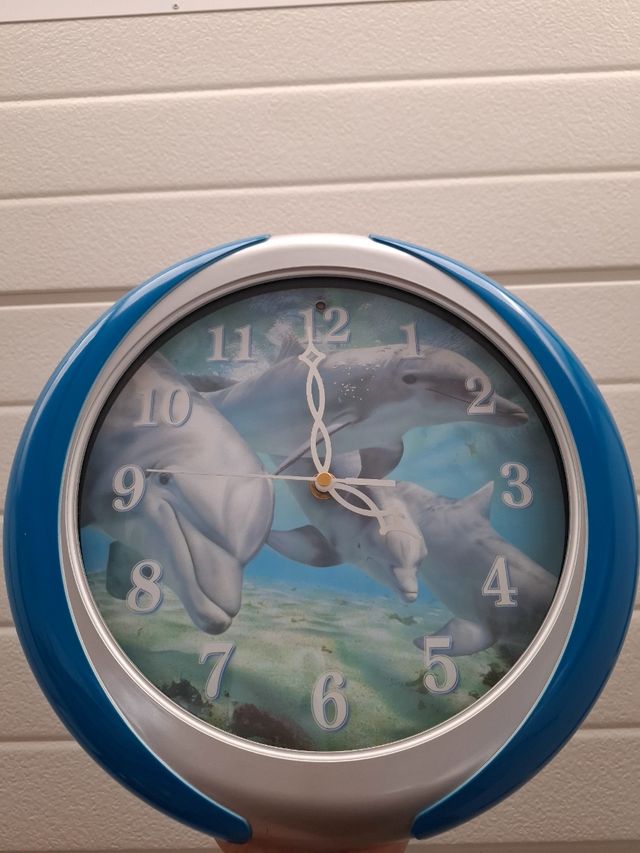 Reloj de pared con delfines