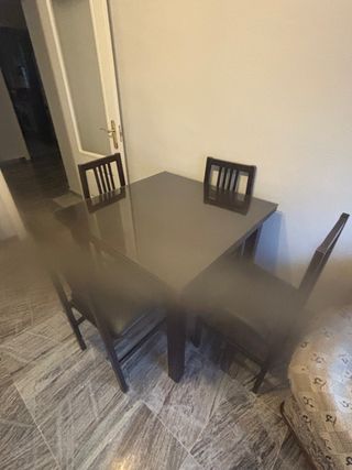 Mesa de cristal con 4 sillas de madera