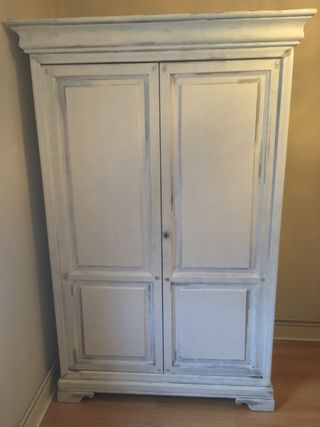 Armario de madera maciza pintado de blanco