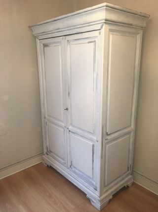 Armario de madera maciza pintado de blanco