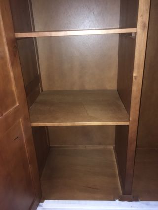 Armario de madera maciza pintado de blanco