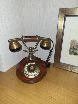 Teléfono antiguo de madera
