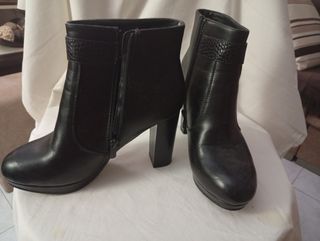 Botines de tacón negros con hebilla