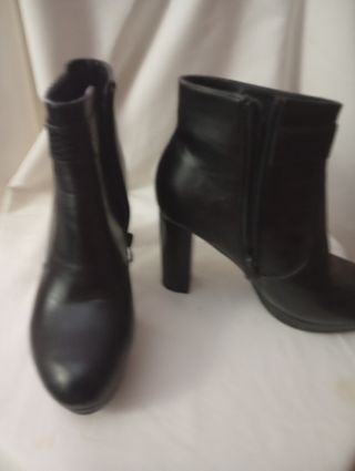 Botines de tacón negros con hebilla