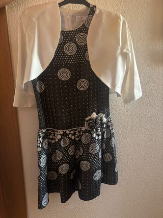 Vestido negro y blanco con chaqueta