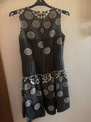 Vestido negro y blanco con chaqueta