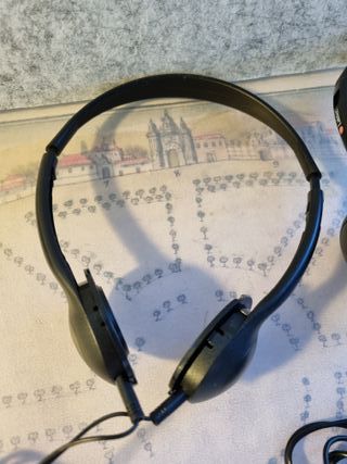 2 auriculares diadema, uno con micro, sencillos.