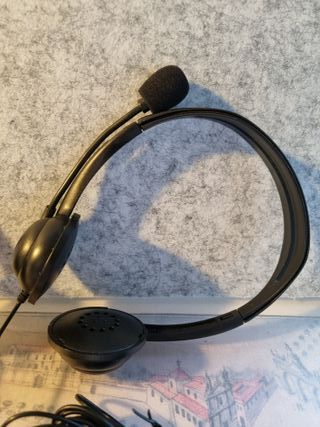 2 auriculares diadema, uno con micro, sencillos.