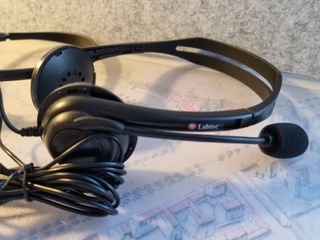 2 auriculares diadema, uno con micro, sencillos.