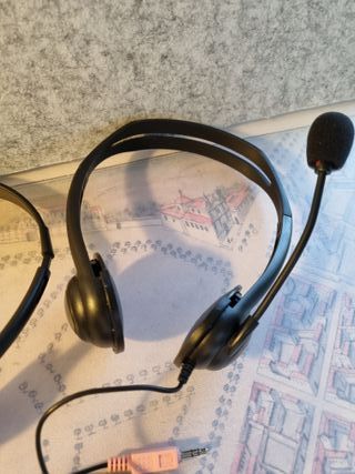 2 auriculares diadema, uno con micro, sencillos.