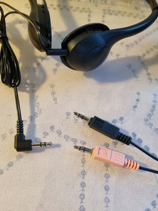 2 auriculares diadema, uno con micro, sencillos.