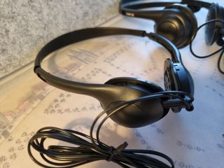 2 auriculares diadema, uno con micro, sencillos.