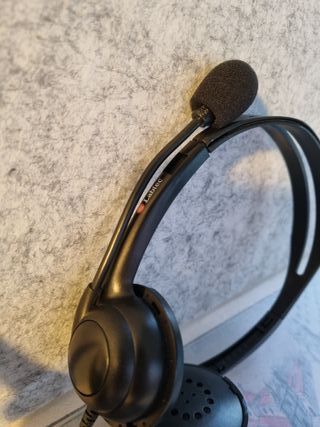 2 auriculares diadema, uno con micro, sencillos.