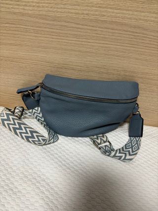 Bolso riñonera azul con correa