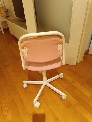 Silla infantil Ikea rosa elevable
